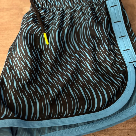 Women’s Running/Athletic Shorts Heat Gear Under Armour XS with drawstring - Picture 4 of 13